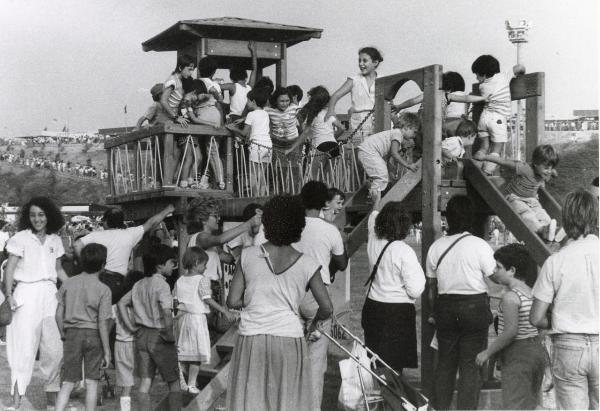 Roma - Festa nazionale de l'Unità 1984 - EUR - Area giochi - Bambini si accalcano su una struttura ludica assistiti dai genitori