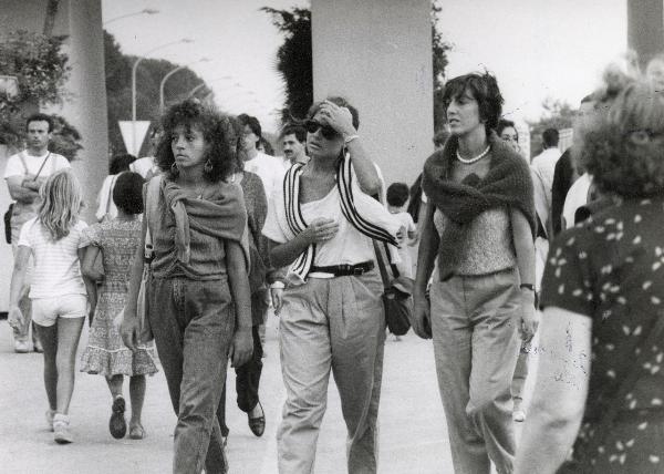 Roma - Festa nazionale de l'Unità 1984 - EUR - Giovani donne a passeggio - Ritratto di gruppo