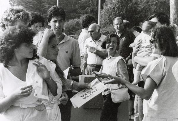 Roma - Festa nazionale de l'Unità 1984 - EUR - Giovani distribuiscono il giornale l'Unità - Ritratto di gruppo