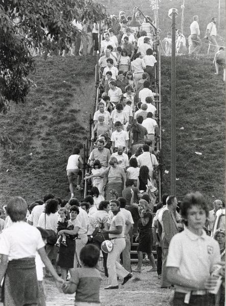 Milano - Festa provinciale de l'Unità 1984 - Monte Stella - Folla sulle scale che portano verso la sommità