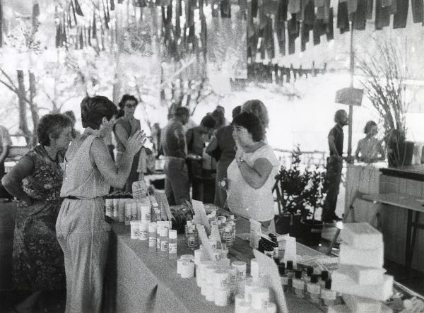 Milano - Festa provinciale de l'Unità 1984 - Monte Stella - Erboristeria - Visitatori al banco di vendita - Prodotti