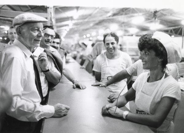 Milano - Festa provinciale de l'Unità 1984 - Monte Stella - Giancarlo Pajetta (a sinistra col cappello) parla con una addetta del ristorante - Ritratto di gruppo