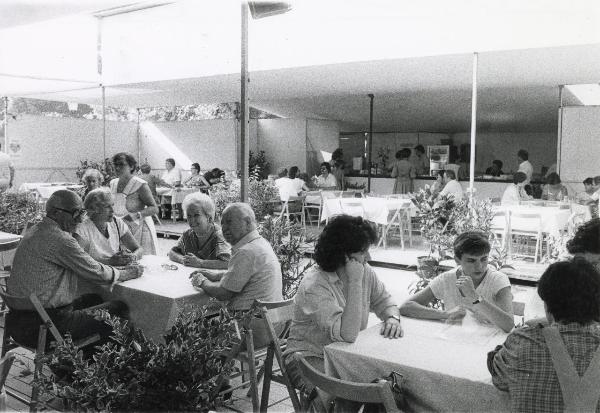 Milano - Festa provinciale de l'Unità 1984 - Monte Stella - Il Caffè delle Donne - Gruppi di persone attorno ai tavoli - Ritratto