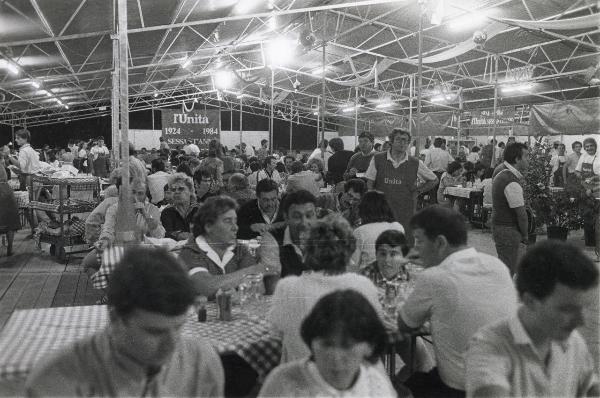 Milano - Festa provinciale de l'Unità 1984 - Monte Stella - Il ristorante di mare - Folla di commensali e addetti al servizio - Cartelli - Strutture metalliche - Illuminazione