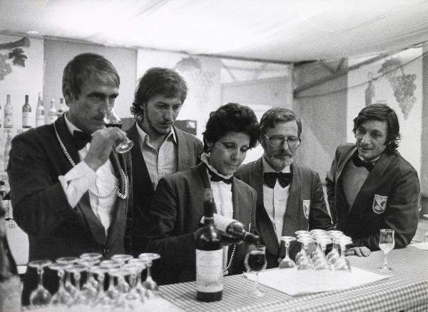 Milano - Festa provinciale de l'Unità 1984 - Monte Stella - Enoteca - Gruppo di sommeliers durante una mescita e degustazione - Ritratto di gruppo