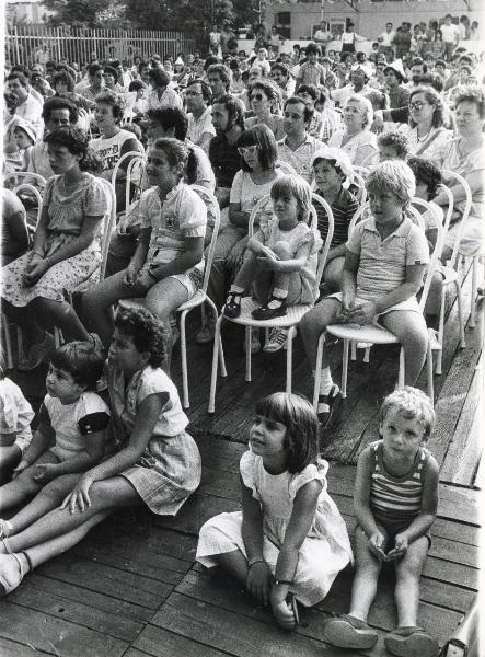 Milano - Festa provinciale de l'Unità 1984 - Monte Stella - Teatro delle marionette - Bambini e genitori assistono a uno spettacolo all'aperto - Ritratto di gruppo