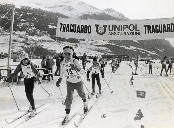 Bormio - VI Festa nazionale de l'Unità sulla neve 1984 - Un gruppo di bambini taglia il traguardo della gara di fondo - Ritratto infantile - Bandiere - Striscione