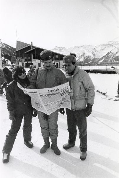 Bormio - VII Festa nazionale de l'Unità sulla neve 1985 - Un gruppo di persone legge una copia del giornale - Ritratto di gruppo