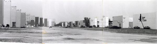 Ferrara - Festa nazionale de l'Unità 1985 - Aeroporto militare - Vista panoramica del viale centrale e dell'area espositiva - Scritte -  Mezzi di trasporto