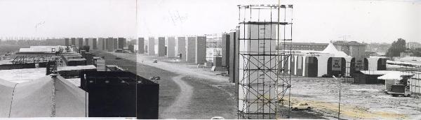 Ferrara - Festa nazionale de l'Unità 1985 - Aeroporto militare - Vista panoramica di una parte dell'ingresso e dell'area espositiva in costruzione - Strutture metalliche - Mezzi di trasporto