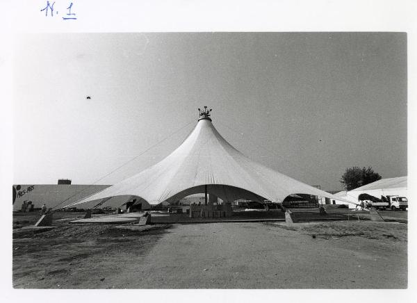 Ferrara - Festa nazionale de l'Unità 1985 - Aeroporto militare - Il "Tendone de l'Unità" in allestimento - Operai al lavoro - Mezzi di trasporto