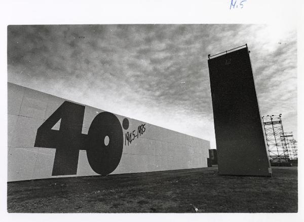 Ferrara - Festa nazionale de l'Unità 1985 - Aeroporto militare - Il padiglione dedicato al 40° della Liberazione - Scritte - Strutture metalliche