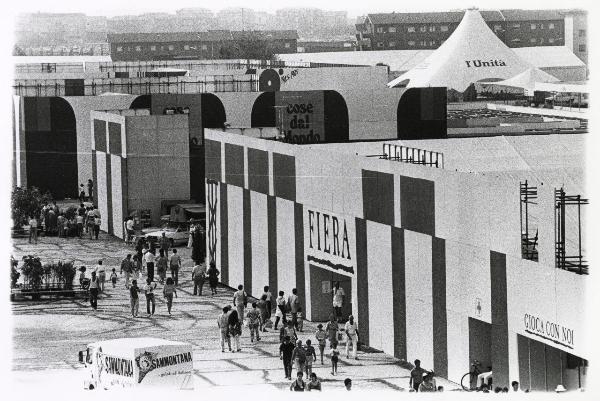 Ferrara - Festa nazionale de l'Unità 1985 - Aeroporto militare - Vista dall'alto degli ingressi di alcuni stand - Folla a passeggio - A destra la "Tenda Unità" - Sullo sfondo palazzi cittadini