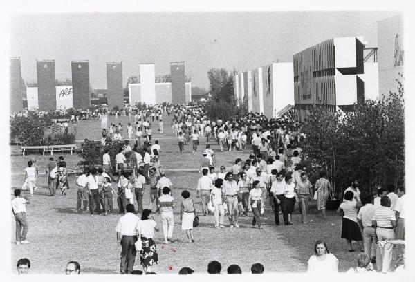 Ferrara - Festa nazionale de l'Unità 1985 - Aeroporto militare - Folla a passeggio nel viale centrale - Scritte