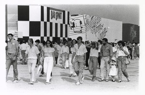 Ferrara - Festa nazionale de l'Unità 1985 - Aeroporto militare - Folla a passeggio - Stand - Scritte