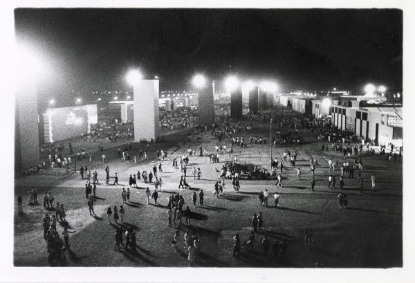 Ferrara - Festa nazionale de l'Unità 1985 - Aeroporto militare - Veduta notturna dall'alto della zona centrale del viale con le torri illuminate - Stand - Folla - Scritte