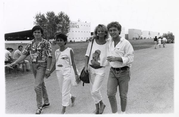 Ferrara - Festa nazionale de l'Unità 1985 - Aeroporto militare - Coppie di giovani a passeggio - Ritratto di gruppo - Stand - Scritte