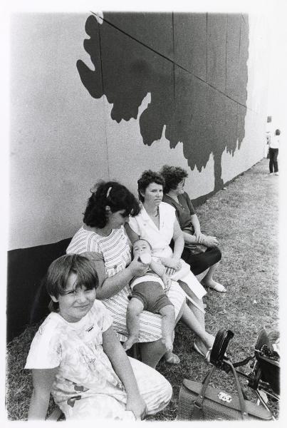 Ferrara - Festa nazionale de l'Unità 1985 - Aeroporto militare - Gruppo di donne con bambini si riposa - Una mamma allatta - Ritratto di gruppo - Ritratto infantile