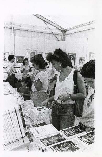 Ferrara - Festa nazionale de l'Unità 1985 - Aeroporto militare - Folla all'interno della libreria