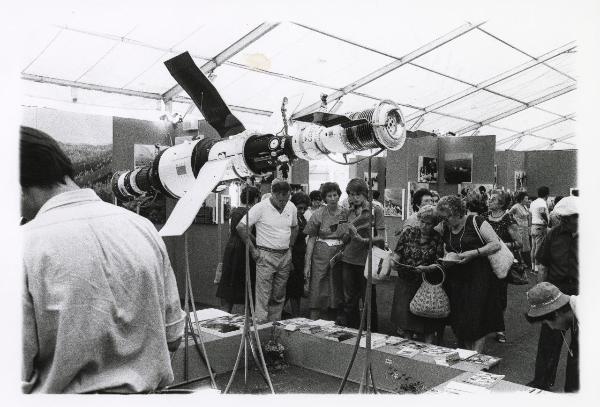 Ferrara - Festa nazionale de l'Unità 1985 - Aeroporto militare - Stand dell'Unione Sovietica - Il satellite "Saluyt 6" - Folla osserva le spiegazioni scritte - Pannelli - Immagini