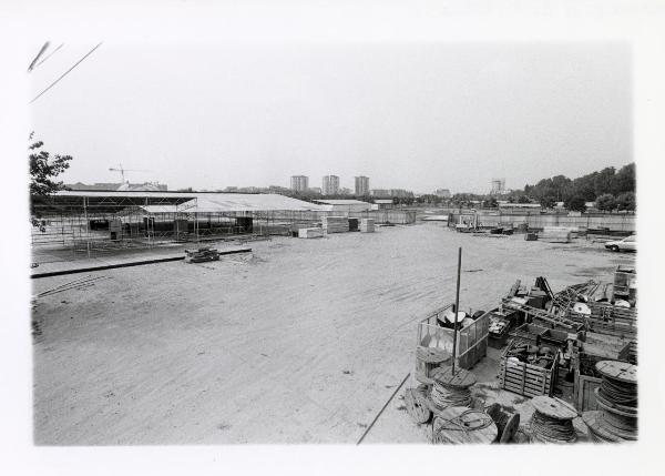 Milano - Festa provinciale de l'Unità 1985 - Monte Stella - Panoramica sull'area in allestimento - Materiali da costruzione - Strutture metalliche