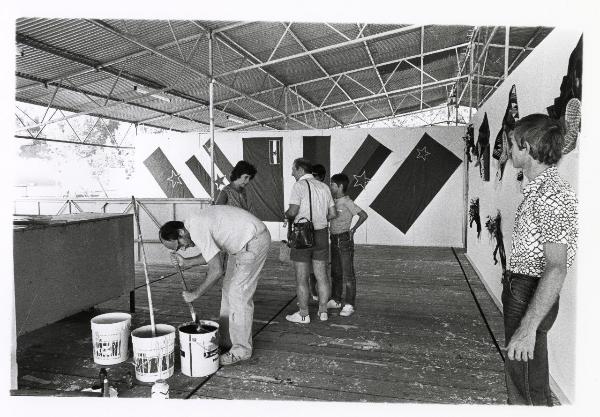 Milano - Festa provinciale de l'Unità 1985 - Monte Stella - Allestimento di uno stand - Operai al lavoro - Bandiere