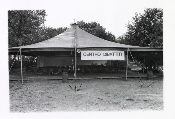 Milano - Festa provinciale de l'Unità 1985 - Monte Stella - Il "Centro Dibattiti" in fase di ultimazione - Strutture