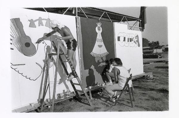 Milano - Festa provinciale de l'Unità 1985 - Monte Stella - Stand di Cuba - Artisti dipingono un lato esterno della struttura