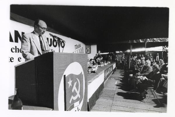 Milano - Festa provinciale de l'Unità 1985 - Monte Stella - Centro dibattiti - Palco degli oratori - Gianni Cervetti al microfono - Ritratto - Scritte - Cartelli - Bandiere