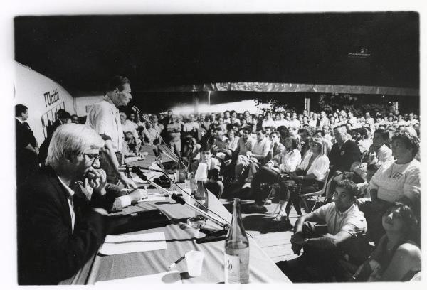 Milano - Festa provinciale de l'Unità 1985 - Monte Stella - Centro dibattiti - Palco degli oratori - Luciano Lama al microfono - Ritratto di gruppo - Cartelli