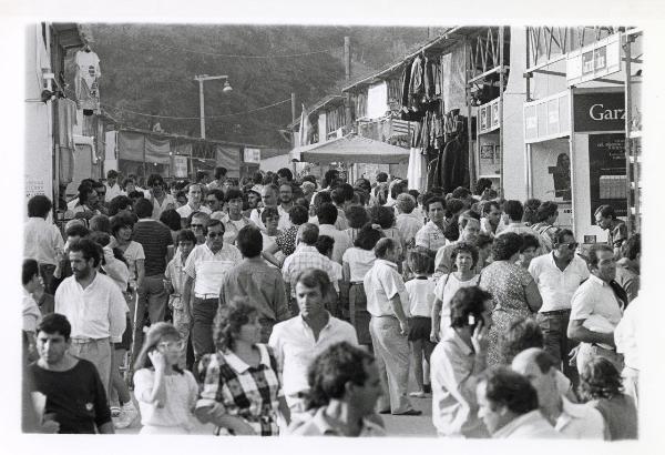 Milano - Festa provinciale de l'Unità 1985 - Monte Stella - Folla a passeggio tra gli stand