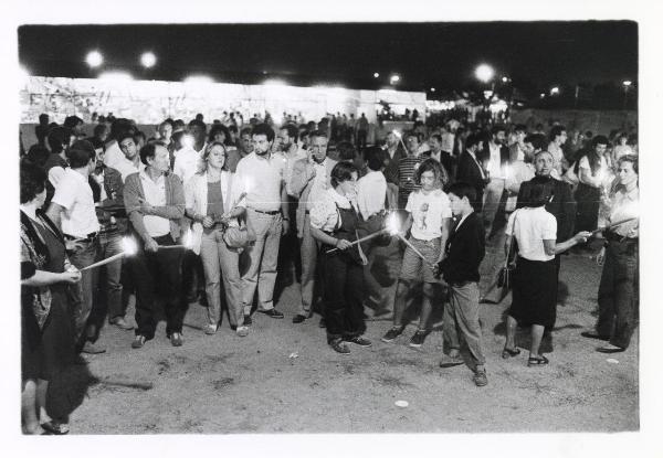 Milano - Festa provinciale de l'Unità 1985 - Monte Stella - Manifestazione di solidarietà per il Sudafrica - Corteo notturno con torce - Illuminazione