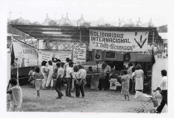 Milano - Festa provinciale de l'Unità 1985 - Monte Stella - Stand dedicato a "Solidaridad Internacional Italia-Nicaragua" - Visitatori - Cartelli - Striscioni