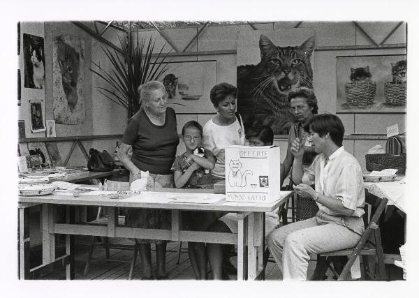 Milano - Festa provinciale de l'Unità 1985 - Monte Stella - Lo stand di "Mondo Gatto" - Banco delle offerte - Ritratto di gruppo - Cartelli - Disegni - Animali