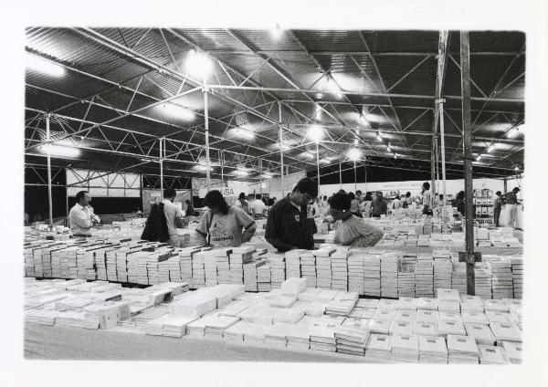 Milano - Festa provinciale de l'Unità 1985 - Monte Stella -  Folla all'interno della libreria - Cartelli - Illuminazione - Strutture metalliche