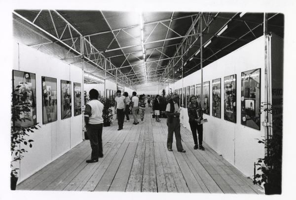 Milano - Festa provinciale de l'Unità 1985 - Monte Stella - Mostra "Vivere Milano" - Visitatori osservano i pannelli espositivi - Strutture metalliche - Illuminazione