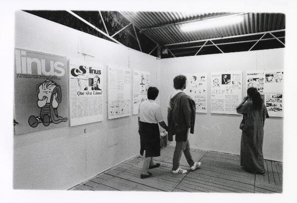 Milano - Festa provinciale de l'Unità 1985 - Monte Stella - Mostra dedicata alla rivista di fumetti "Linus" - Visitatori - Pannelli espositivi - Strutture metalliche