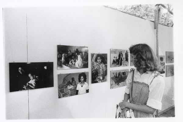 Milano - Festa provinciale de l'Unità 1985 - Monte Stella - Mostra fotografica dedicata al Fronte Polisario - Una visitatrice osserva le immagini