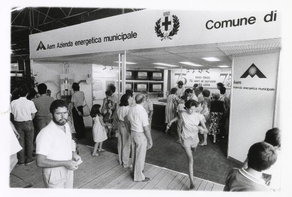 Milano - Festa provinciale de l'Unità 1985 - Monte Stella - Stand dell'AEM del Comune di Milano - Visitatori - Cartelli - Simboli