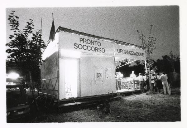 Milano - Festa provinciale de l'Unità 1985 - Monte Stella - Il pronto soccorso e lo stand dell'organizzazione - Bandiere