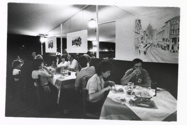 Milano - Festa provinciale de l'Unità 1985 - Monte Stella - Ristorante "Vecchia Milano" - Avventori ai tavoli - Pannelli con disegni