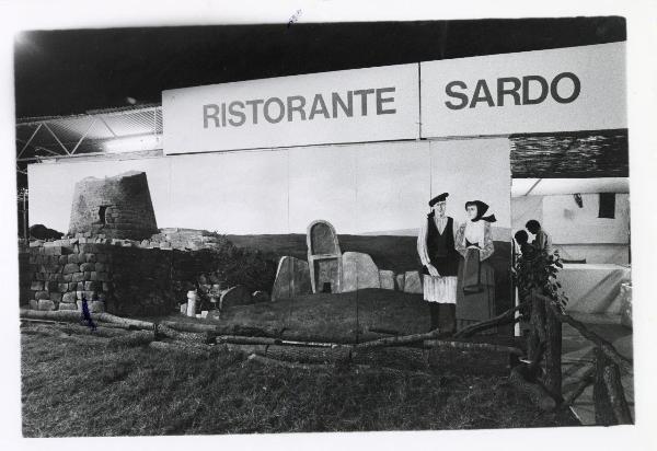 Milano - Festa provinciale de l'Unità 1985 - Monte Stella - L'insegna del ristorante sardo - Grande pannello dipinto con nuraghi e una coppia in abiti tradizionali