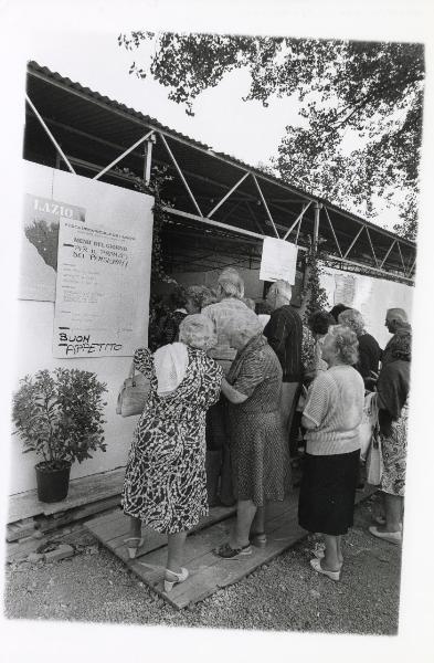 Milano - Festa provinciale de l'Unità 1985 - Monte Stella - Il pranzo dei pensionati - Gruppo di  anziani aspetta di entrare al ristorante - Cartello con il menù del giorno