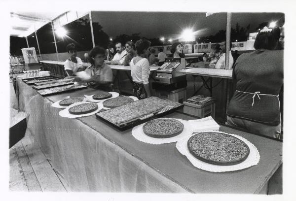 Milano - Festa provinciale de l'Unità 1985 - Monte Stella - La pasticceria - Banco con esposizione di dolci - Addetti alle vendite - Illuminazione