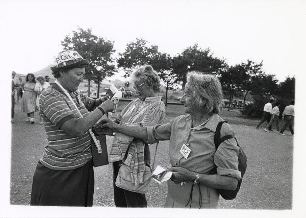 Milano - Festa provinciale de l'Unità 1985 - Monte Stella - Una "coccardista" e due volontarie preparano del materiale da distribuire - Ritratto di gruppo