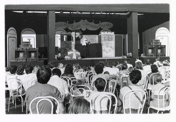 Milano - Festa provinciale de l'Unità 1985 - Monte Stella - Il "Caffè Concerto - Spettacolo di burattini - Pubblico con bambini