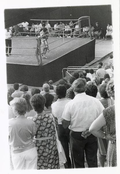 Milano - Festa provinciale de l'Unità 1985 - Monte Stella - Un incontro di boxe all'aperto - Pubblico