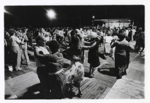 Milano - Festa provinciale de l'Unità 1985 - Monte Stella - Serata danzante - Gruppo musicale sul palcoscenico - Coppie di ballerini in azione - Illuminazione