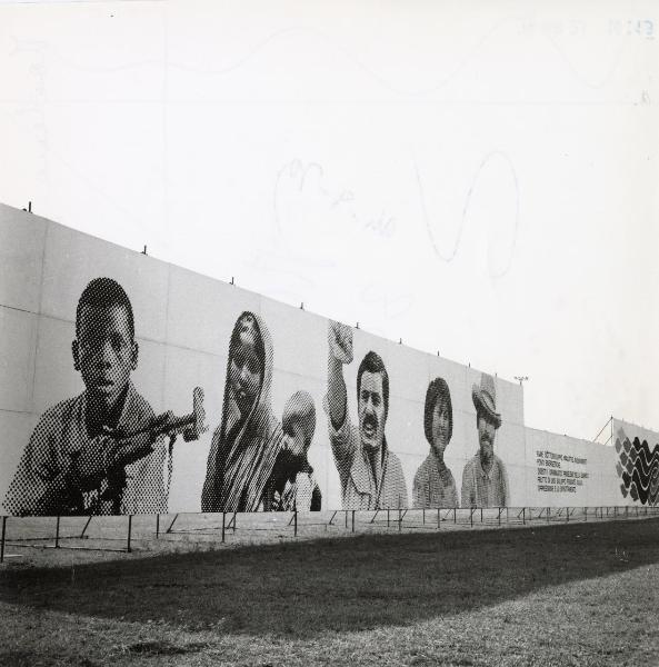 Modena - Festa provinciale de l'Unità 1979 - Grandi cartelloni all'aperto con riproduzioni fotografiche - Cartelli - Scritte