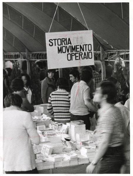 Bologna - Festa provinciale de l'Unità 1973 - Libreria - Numerosi visitatori affollano lo stand degli Editori Riuniti - Cartello